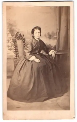 Fotografie R. Linke, Sommerfeld, elegante sitzende Dame