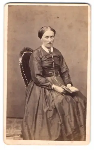 Fotografie A. Angele, Biberach, Portrait Carolina Heckenberger geb. Ficher aus Biberach