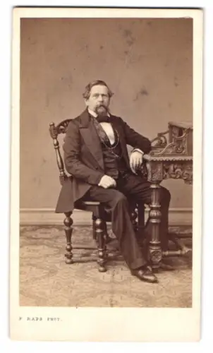 Fotografie F. Raps, Coeln, Comödienstrasse 16, Porträt eines sitzenden Mannes