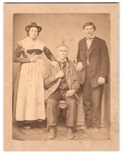 Fotografie Ed. Gutbier, München, Kaufingerstrasse 21, Gruppenporträt mit drei Personen, Tracht