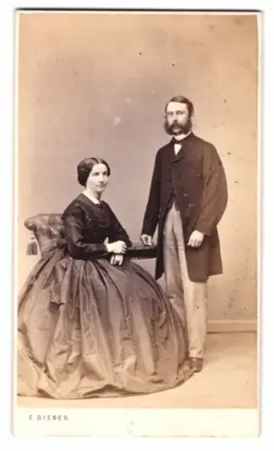 Fotografie E. Bieber, Hamburg, Grosse Bäckerstrasse 26, Porträt eines eleganten Paares