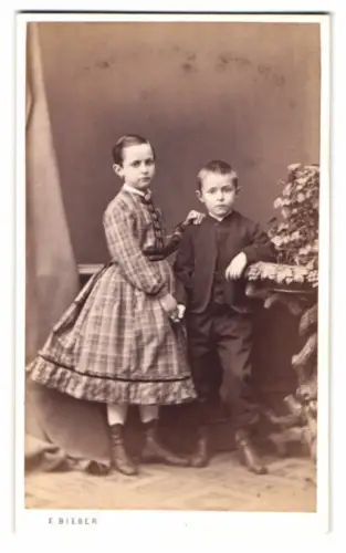 Fotografie E. Bieber, Hamburg, Neuer Jungfernstieg 20, Kinderporträt mit Pflanze