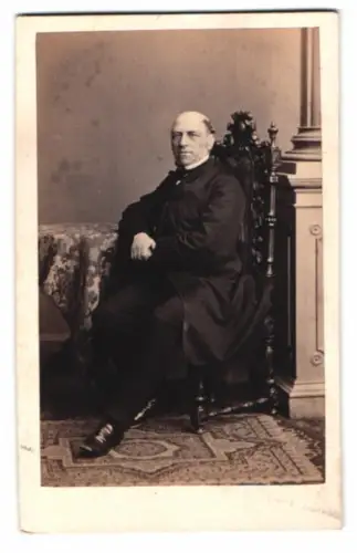 Fotografie A. Siegmund, Hamburg, Würdevolle Pose eines älteren Mannes im Sessel