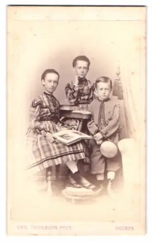Fotografie Emil Tiedemann, Bremen, Richtweg 12, Drei Kinder mit Buch