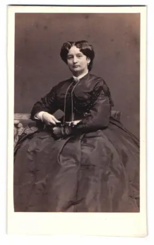 Fotografie A. Kindermann, Hamburg, Theaterstrasse 14, sitzende Dame im eleganten Kleid