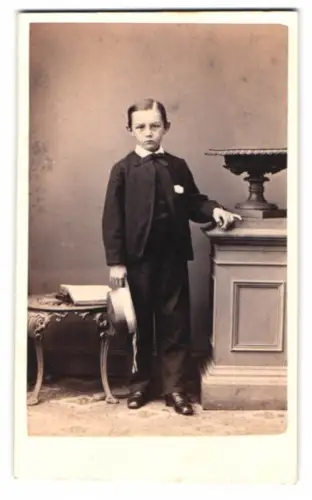 Fotografie A. Kindermann, Hamburg, Steindamm 72, Junge mit Strohhut