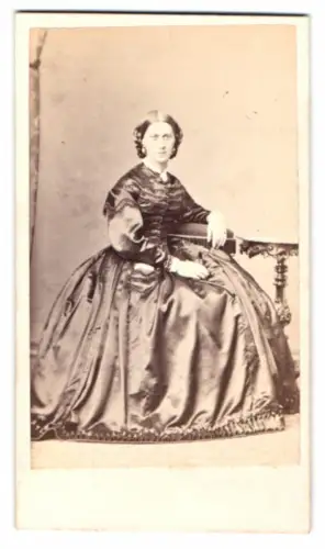 Fotografie L. Herzog, Bremen, Wall 160, Dame in elegantem Kleid