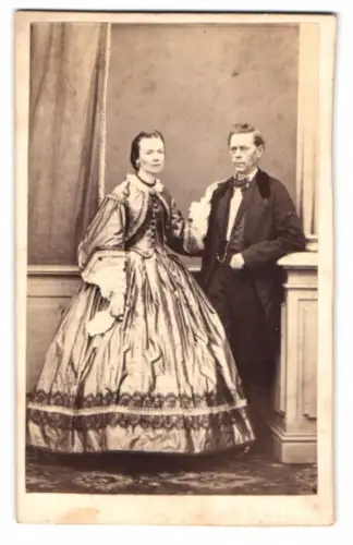 Fotografie J. Goston, Bahia, Elegantes Paar in klassischer Pose