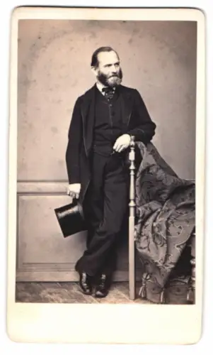 Fotografie Hanfstaengl, Dresden, eleganter Herr mit Zylinder