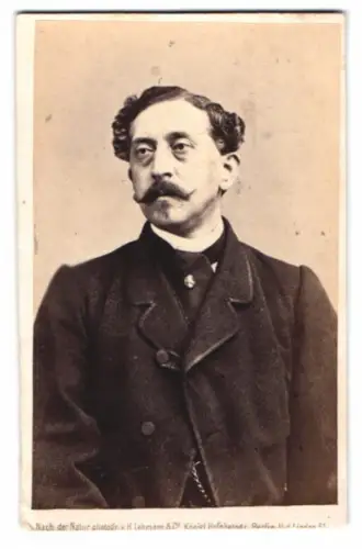 Fotografie H. Lehmann & Co., Berlin, Friedrichstrasse 128, Porträt eines Mannes mit markantem Schnurrbart