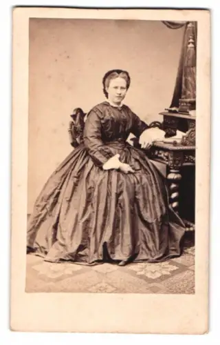 Fotografie Robert Hummel, Cöthen, Leopoldstrasse 23, Dame in elegantem Kleid am Tisch
