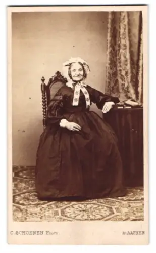 Fotografie C. Schoenen, Aachen, Damengraben 16, Dame im eleganten Kleid