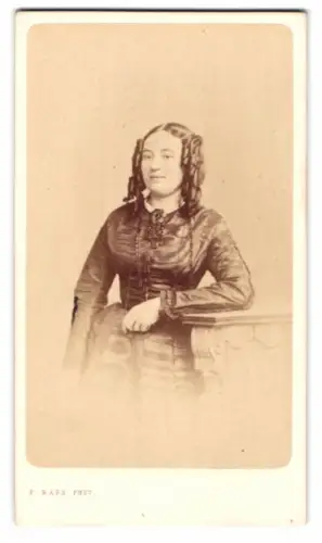 Fotografie F. Raps, Coeln, Comödienstrasse 16, Porträt der Dame Theresa Heidgen, Korkenzieherlocken