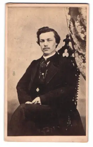 Fotografie W. H. Sherman, Milwaukee, Main Street 231, Porträt Herrn Protheroe im Anzug