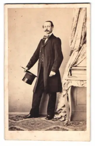 Fotografie unbekannter Fotograf und Ort, Eleganter Herr mit Zylinder