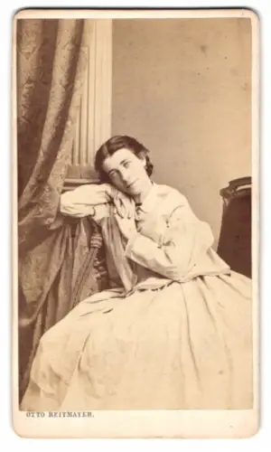 Fotografie Otto Reitmayer, München, Kaufingerstr. 21, Frau in entspannter Pose neben Vorhang