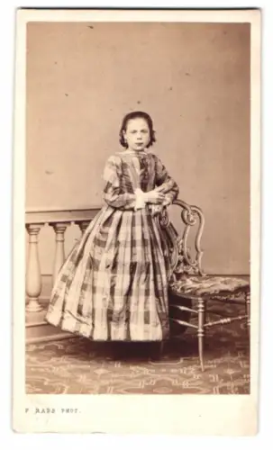 Fotografie F. Raps, Coeln, Comödienstrasse 16, Mädchen neben Stuhl
