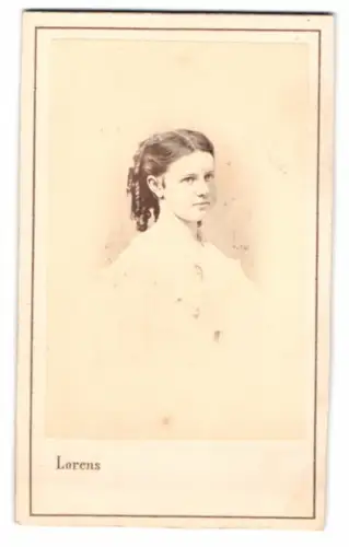Fotografie A. Lorens, St. Petersburg, Perspective de Nevsky, Porträt einer jungen Frau, 1869