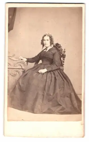 Fotografie Heer-Tschudi, Lausanne, Rue St. Francois 20, Sitzende Dame im edlen Kleid