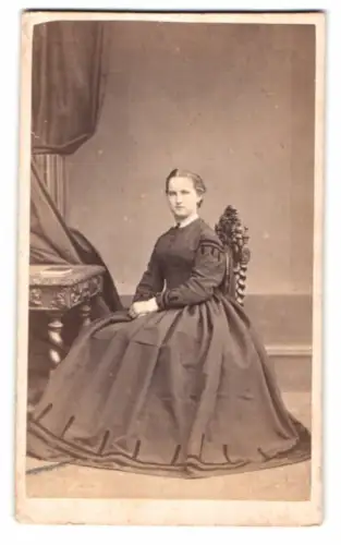 Fotografie Heer-Tschudi, Lausanne, Rue St. Francois 20, Frau in eleganter Pose