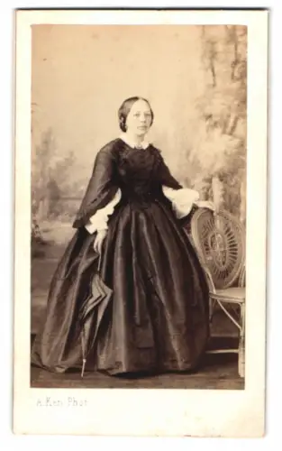 Fotografie A. Ken, Paris, Boulevard Montmartre 10, Frau mit Regenschirm im Studio