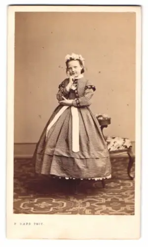 Fotografie F. Raps, Coeln, Comödienstrasse 16, Mädchen Paula Wachter in kariertem Kleid