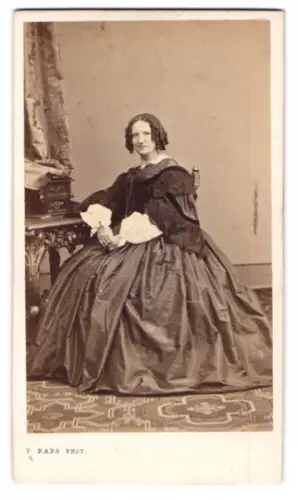 Fotografie F. Raps, Cöln, Comödienstrasse 16, Dame Pauline Wachter im eleganten Kleid