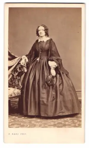 Fotografie F. Raps, Coeln, Comödienstrasse 16, elegante Dame Pauline Wachter im viktorianischen Kleid