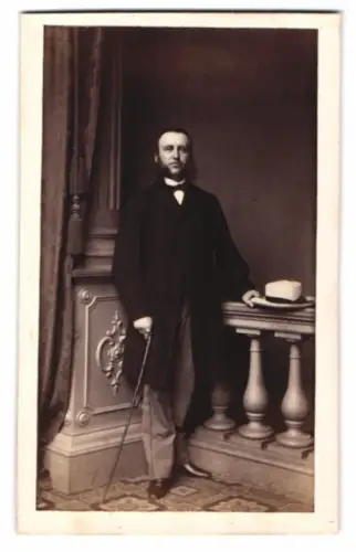 Fotografie H.F. Plate, Hamburg, Jungfernstieg 8, eleganter Herr mit Zylinder