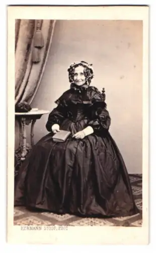 Fotografie Hermann Stoop, Hamburg, St. Georg Steindamm 157, Dame mit Buch