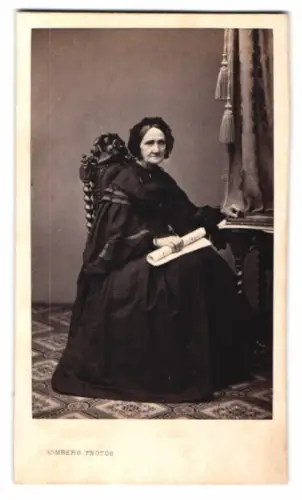 Fotografie H. Romberg, Hamburg, Alter Jungfernstieg 11, Dame mit Schriftrolle