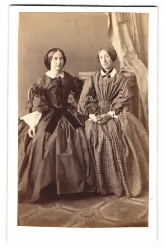 Fotografie Ferd. & Joh. Ehlers, Ort unbekannt, Damen in eleganter Kleidung