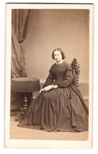 Fotografie Heer-Tschudi, Lausanne, Rue St. Francois 20, Frau im viktorianischen Kleid sitzend