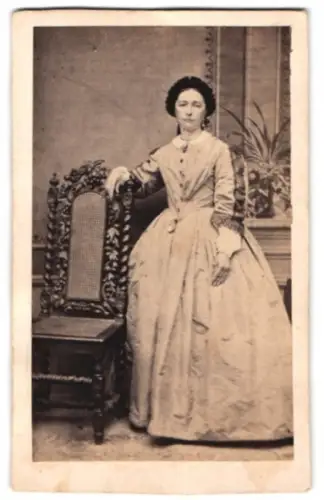 Fotografie Chr. Minor, Bad Ems, elegante Dame mit dekorativem Stuhl