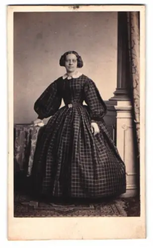 Fotografie A. Siegmund, Hamburg, Frau in kariertem Kleid