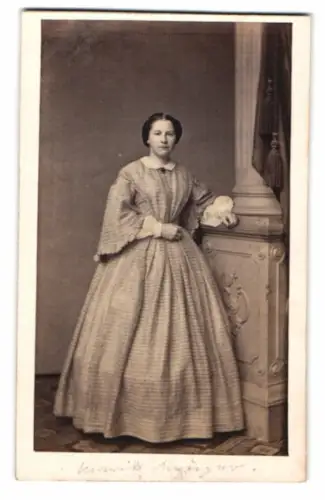 Fotografie H.F. Plate, Hamburg, Jungfernstieg, Frau in elegantem Kleid