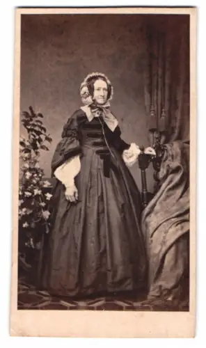 Fotografie Gg. Wolf & Co, Hamburg, Hohe Bleichen 31, Porträt einer älteren Dame