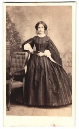 Fotografie unbekannter Fotograf und Ort, Elegante Dame im historischen Kleid