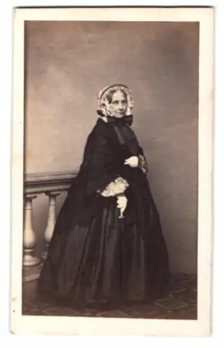 Fotografie H.F. Plate, Hamburg, Jungfernstieg 8, Dame in eleganter Tracht