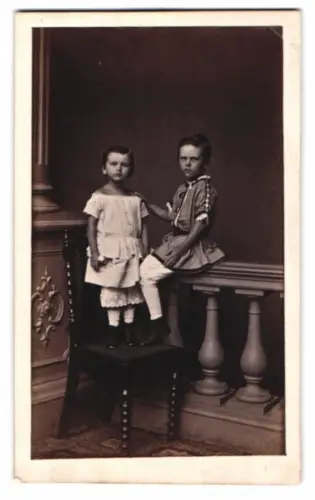 Fotografie H.F. Plate, Hamburg, Jungfernstieg, Zwei Kinder auf Stühlen