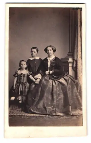 Fotografie A. Siegmund, Hamburg, Darstellung einer Mutter mit zwei Kindern