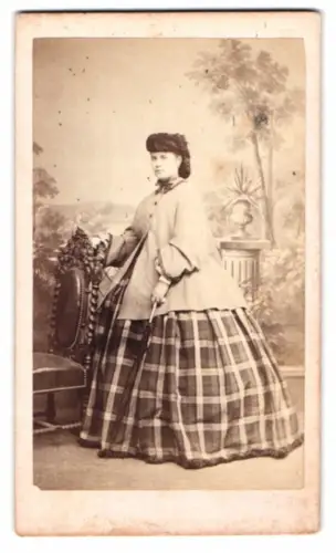 Fotografie Heer-Tschudi, Lausanne, Rue St. Francois 20, Dame im karierten Kleid
