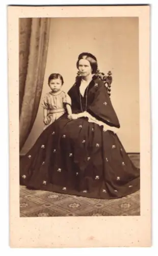 Fotografie A. Prothmann, Königsberg, Münz-Strasse Nr. 4, Mutter mit Kind