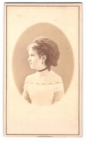 Fotografie Zacharina, St. Petersburg, Moika, Porträt einer jungen Frau im Profil mit Locken, 1874