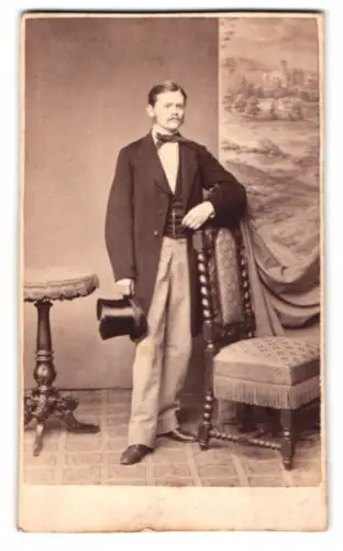 Fotografie J. Schulze, Heidelberg, Burweger, Eleganter Herr Th. Kohlhagen mit Zylinder