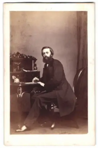 Fotografie Turner & Company, Newcastle, Grey Street 32, Porträt August Segnitz an einem Schreibtisch, 1864