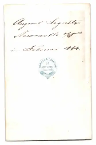 Fotografie Turner & Company, Newcastle, Grey Street 32, Porträt August Segnitz an einem Schreibtisch, 1864