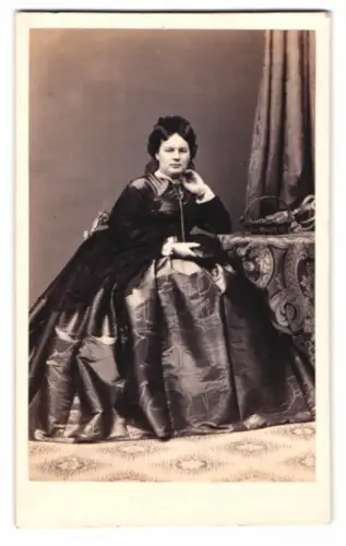 Fotografie A. Kindermann, Hamburg, Theaterstrasse 16, Dame in elegantem Kleid