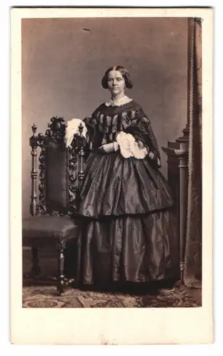 Fotografie A. Siegmund, Hamburg, stehende Dame in elegantem Kleid