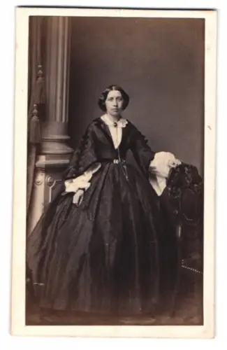Fotografie H.F. Plate, Hamburg, Jungfernstieg, elegante Dame in voluminösem Kleid